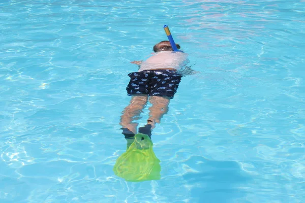 Un chico joven haciendo snorkel — Foto de Stock