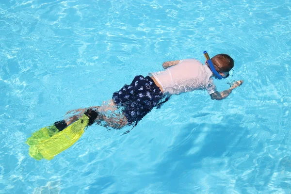 Un chico joven haciendo snorkel — Foto de Stock