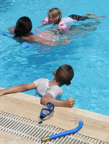 Una madre con sus hijos pequeños —  Fotos de Stock