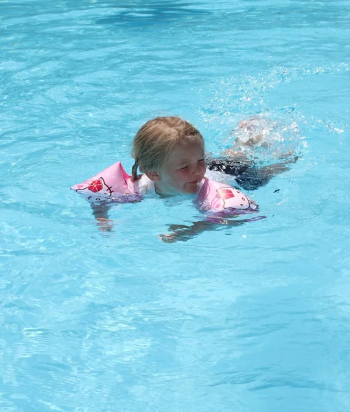 Una joven con brazaletes como ayudas para flotar — Foto de Stock
