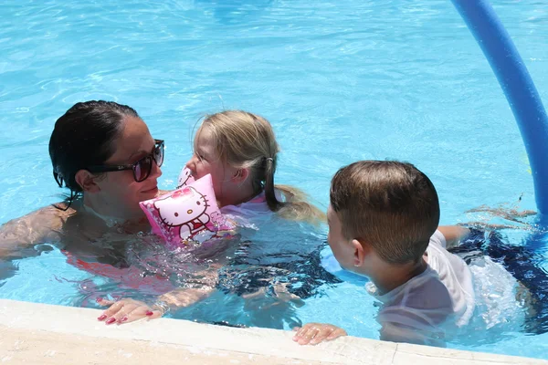 A mother with her young children — Stock Photo, Image