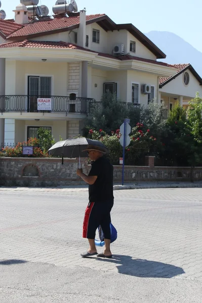 傘で暑い日差しの中を歩く — ストック写真
