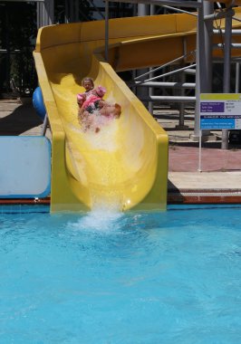 Anne ve kızı bir su kaydırağı eğleniyor