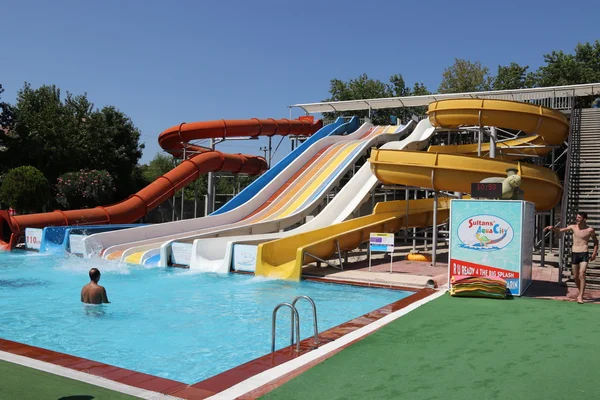 Glissières d'eau dans un parc aquatique — Photo