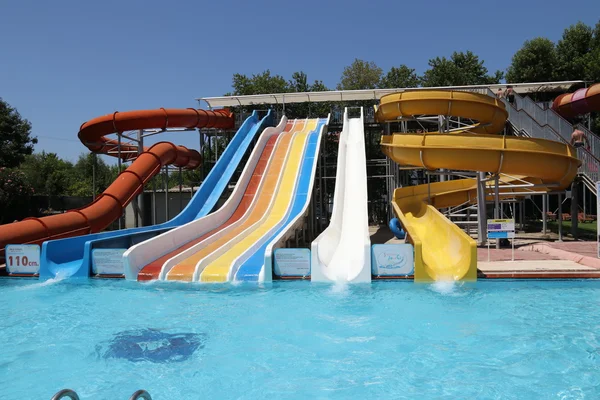 Glissières d'eau dans un parc aquatique — Photo