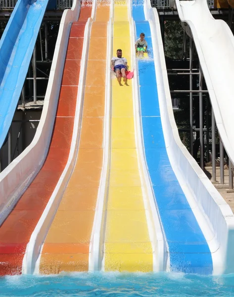 Um pai e um filho se divertindo em um escorrega — Fotografia de Stock