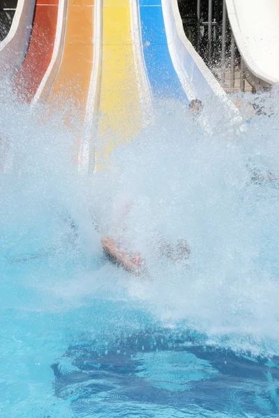 Vater und Sohn amüsieren sich auf der Wasserrutsche — Stockfoto