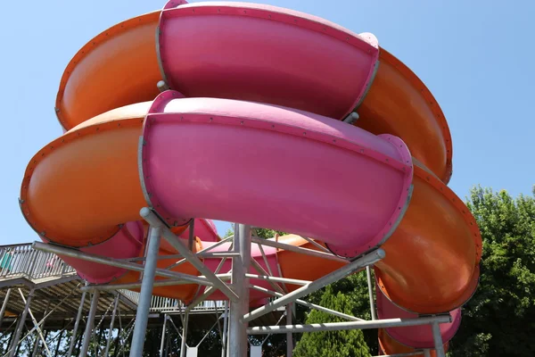 Glijbanen in een aqua park — Stockfoto