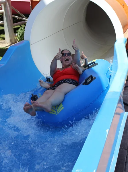 Une mère et son fils s'amusent sur un toboggan aquatique — Photo