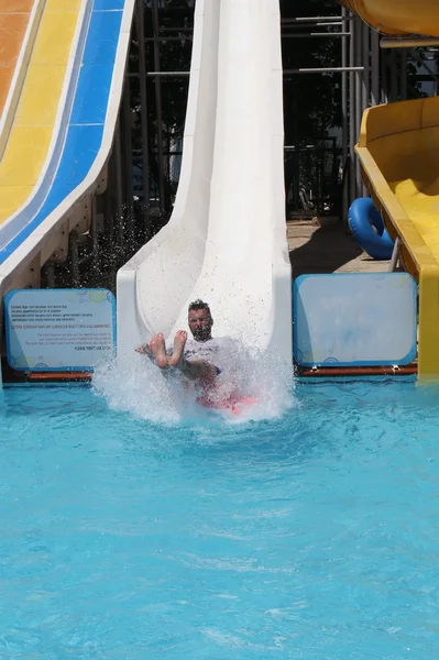 Spaß auf der Wasserrutsche — Stockfoto