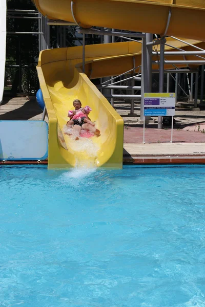 Une mère et sa fille s'amusent sur un toboggan aquatique — Photo