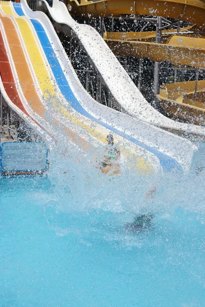 Vater und Sohn amüsieren sich auf der Wasserrutsche — Stockfoto