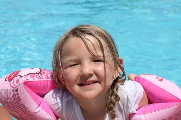 Une jeune fille portant des brassards comme aides à la flottaison — Photo