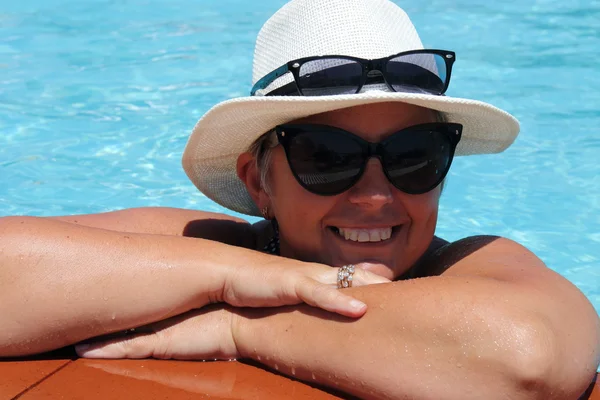 Uma senhora inglesa relaxando em uma piscina — Fotografia de Stock