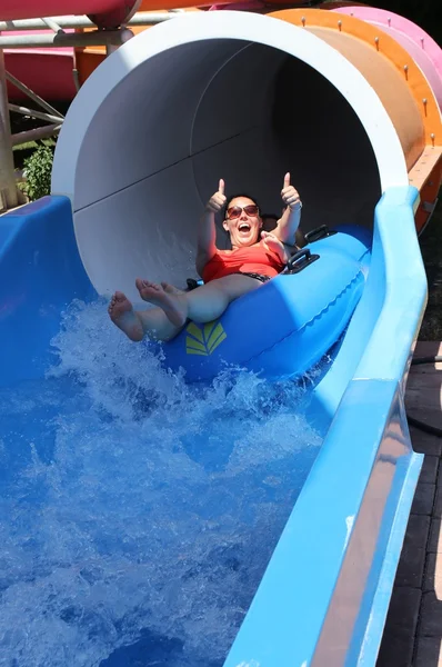 Une mère et son fils s'amusent sur un toboggan aquatique Photos De Stock Libres De Droits