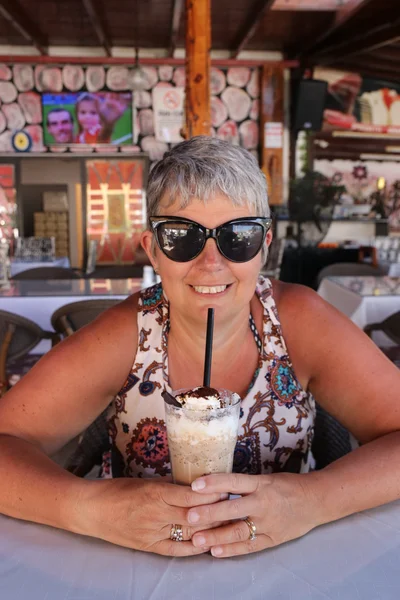 Een Engelse dame die een iced koffie drinken — Stockfoto