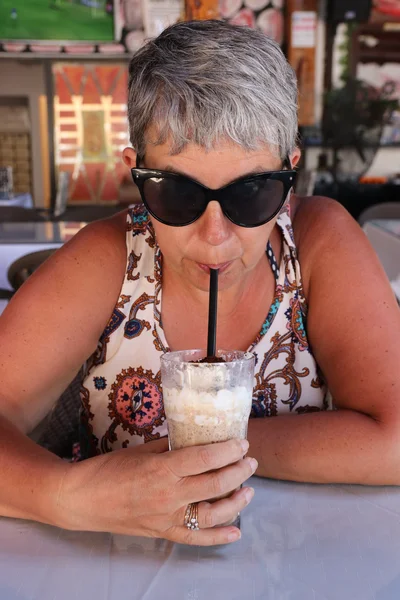 Een Engelse dame die een iced koffie drinken — Stockfoto