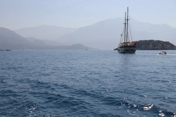 Boat trips for tourists around the bays of fethiye — Stock Photo, Image