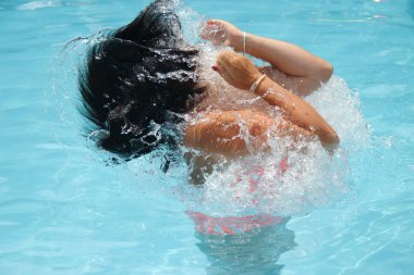 Bir havuzda serinlemek