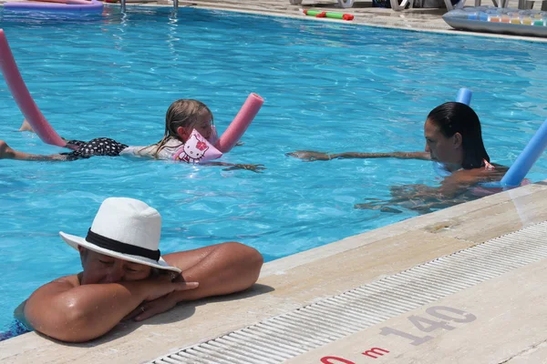 Eine englische Dame entspannt sich im Swimmingpool — Stockfoto