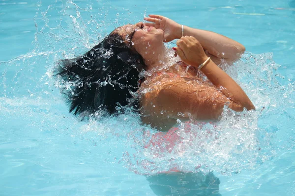 Abkühlung im Pool — Stockfoto