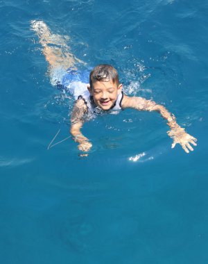 genç bir çocuk Yüzme 