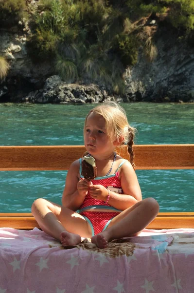 Uma menina comendo um sorvete — Fotografia de Stock