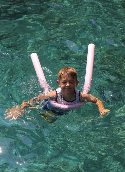 Um menino nadando — Fotografia de Stock