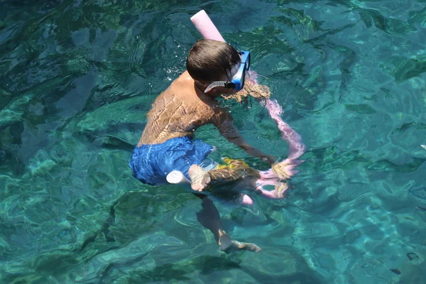 Ein kleiner Junge schwimmt — Stockfoto