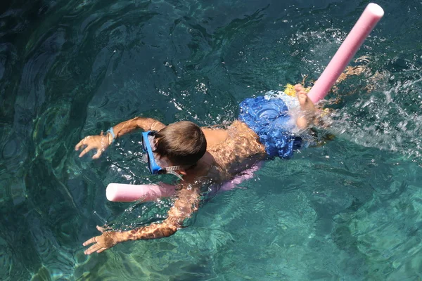 Egy fiatal fiú, úszás — Stock Fotó