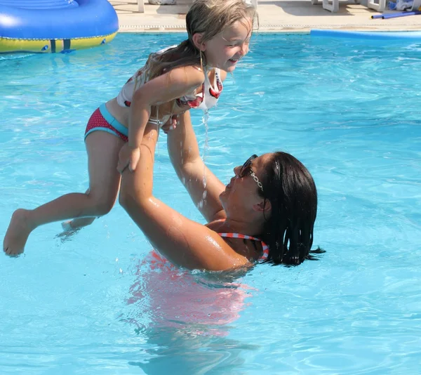 Having fun in a swimming pool — Stock Photo, Image