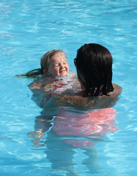 S'amuser dans une piscine — Photo