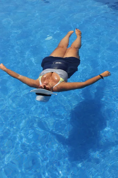 Koppla av i en swimmingpool — Stockfoto