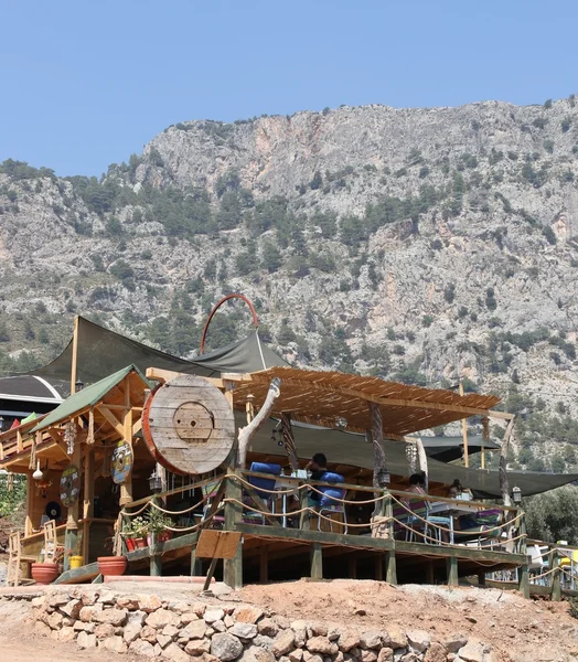 Un bar con aspecto de choza en la ladera de la montaña en kayak — Foto de Stock