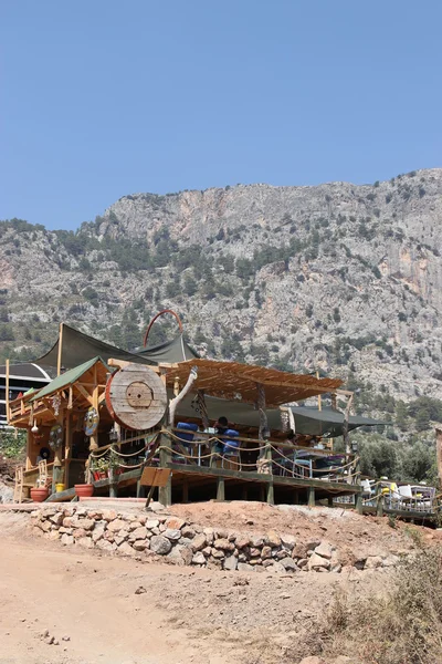 Un bar con aspecto de choza en la ladera de la montaña en kayak — Foto de Stock