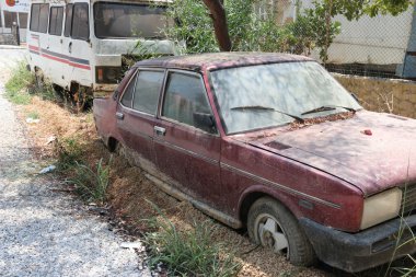 İki eski terk edilmiş araç