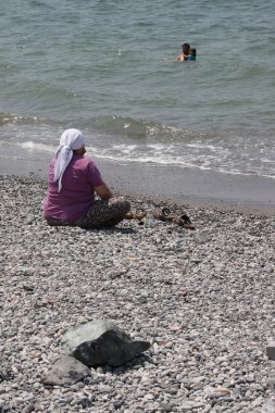 Geleneksel giyim sahilde eski bir Türk Bayan