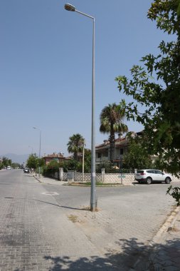 Bir sokak ortasında bir altı
