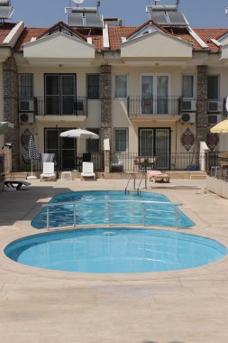 Tatil kira için bir yüzme havuzu ile yerel daireler 