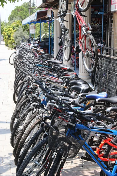 Eine Reihe von Kinderwagen zum Verleih verfügbar — Stockfoto