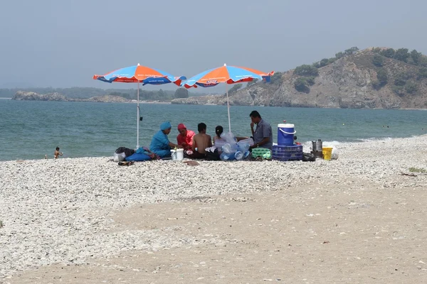 Uma família turca almoçando na praia de calis — Fotografia de Stock