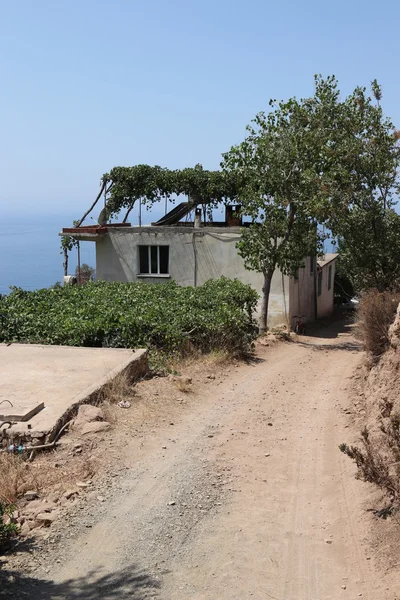 Kabak 'da bir kir pistinde eski bir konut — Stok fotoğraf