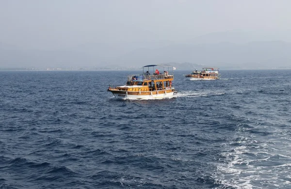 Turistler için tekne turları — Stok fotoğraf