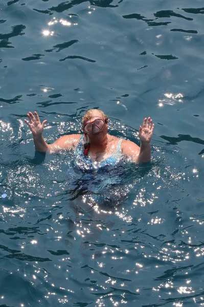 Uma senhora inglesa nadando — Fotografia de Stock