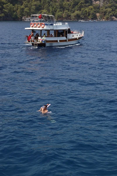 Paseos en barco para turistas —  Fotos de Stock