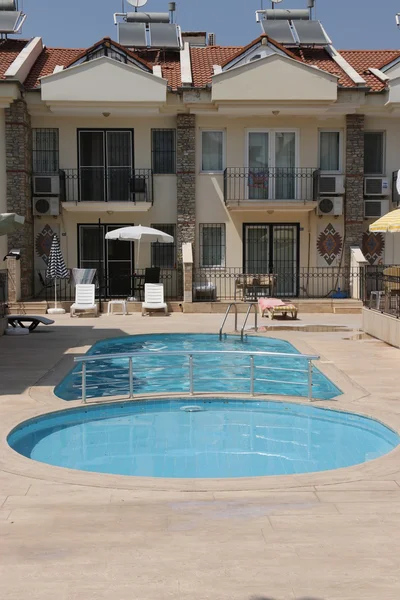 Apartamentos con piscina en alquiler vacacional —  Fotos de Stock