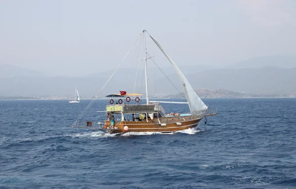 Excursions en bateau pour les touristes — Photo