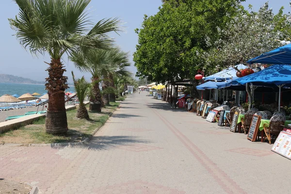 El paseo marítimo vacío en la playa de Calis —  Fotos de Stock