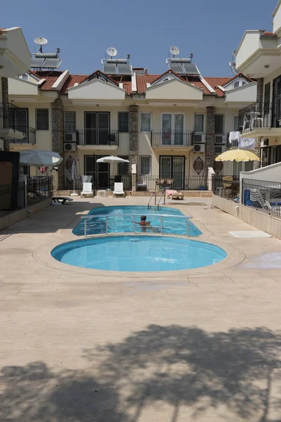 Apartamentos con piscina en alquiler vacacional — Foto de Stock