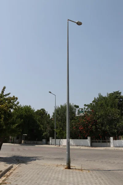 Una farola en medio de una calle — Foto de Stock